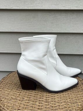 JustFab Women’s White Pointed Toe Ankle Boots - Size 7.5- Chic Sock Boot